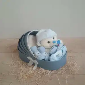 Бебешки кош с комплект дрешки за новородено и мече