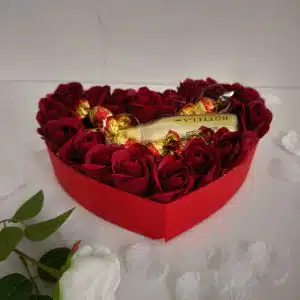Кутия сърце със сапунени рози Bottega Gold и бонбони Vanior