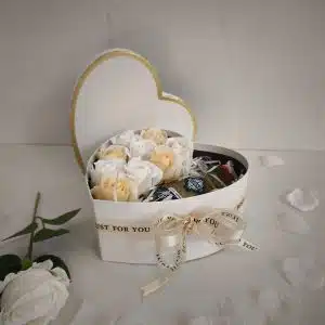 Кутия сърце със сапунени рози и Medinet Blanc