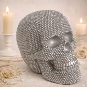 Готически череп сребрист