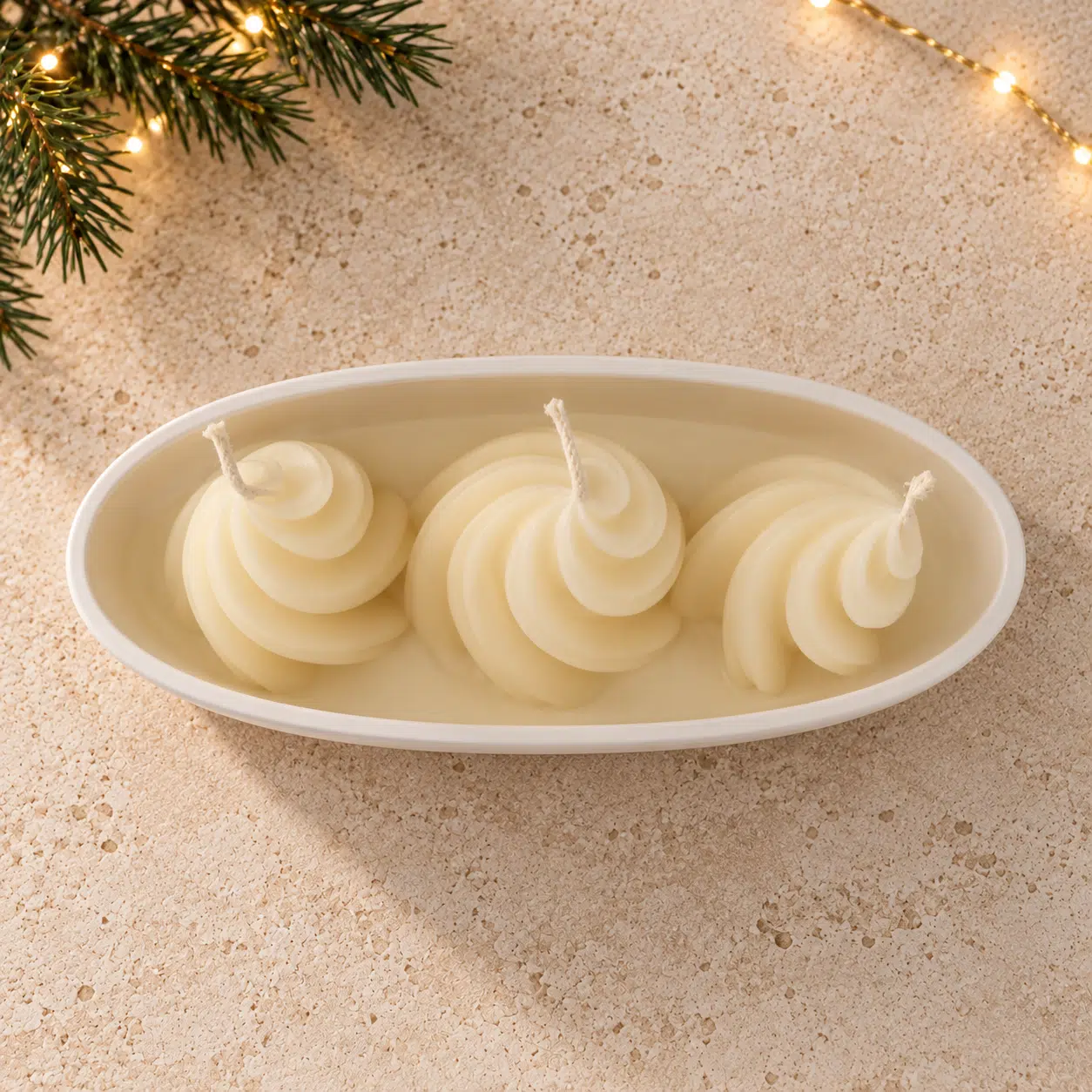 Ivory Spiral Candles in a Festive Vessel Ароматна соева свещ „Коледна спирала“