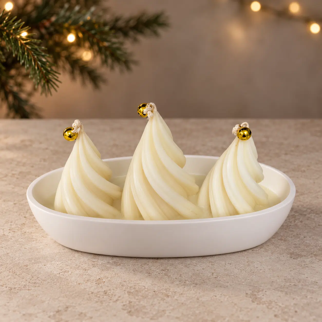Ivory spiral candles, Nordic Christmas setting Ароматна соева свещ „Коледна спирала“